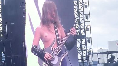 Victoria De Angelis topless in concerto