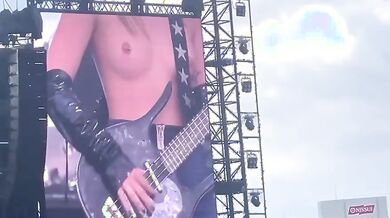 Victoria De Angelis topless in concerto