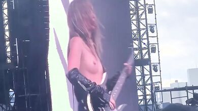 Victoria De Angelis topless in concerto