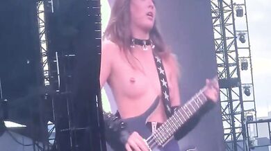 Victoria De Angelis topless in concerto