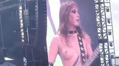 Victoria De Angelis topless in concerto