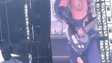 Victoria De Angelis topless in concerto