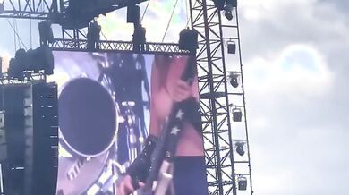 Victoria De Angelis topless in concerto