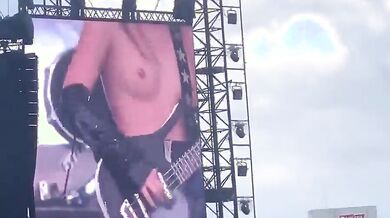 Victoria De Angelis topless in concerto