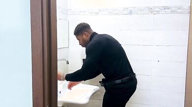 Moglie italiana si fa scopare nel bagno del locale da ragazzo nero