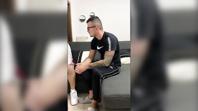 Trio con ex fidanzata troia che succhia due cazzi e si fa venire in faccia