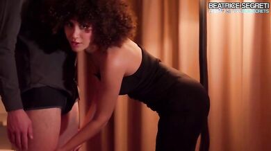 A mio marito piace segarsi guardandomi scopare davanti a lui