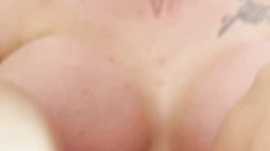 Gode cosi tanto che squirta prima di farsi venire in bocca