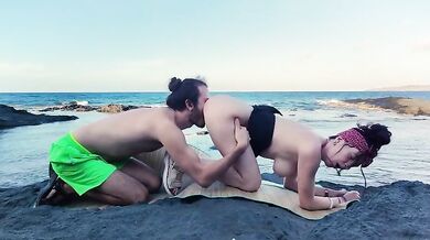 Giovane coppia italiana si riprende mentre scopa in spiaggia