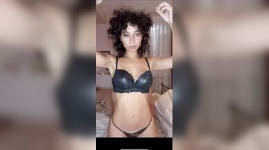 Sara Holmes video porno col fidanzato OF