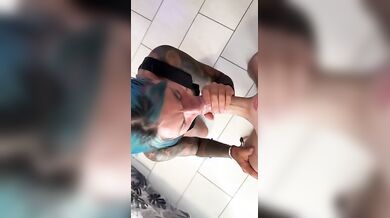 Pompino ragazza tatuata fica Of