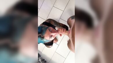 Pompino ragazza tatuata fica Of