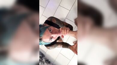 Pompino ragazza tatuata fica Of