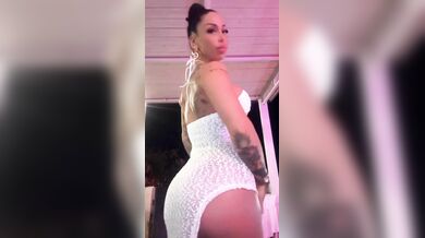 Denise all'aperto con vestitino bianco