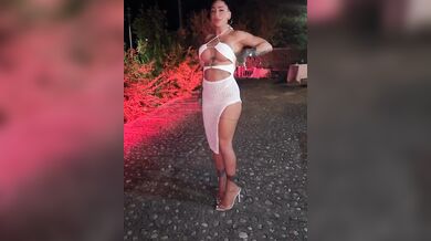 Denise all'aperto con vestitino bianco