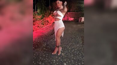 Denise all'aperto con vestitino bianco