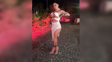 Denise all'aperto con vestitino bianco