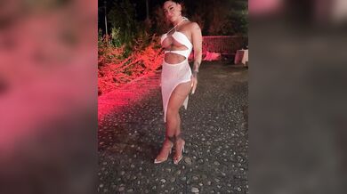 Denise all'aperto con vestitino bianco