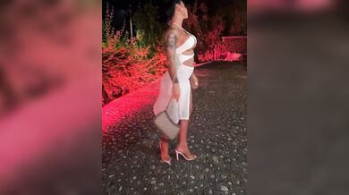 Denise all'aperto con vestitino bianco