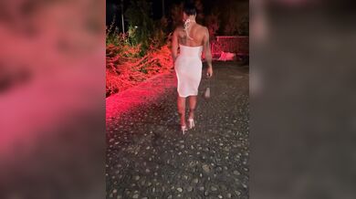 Denise all'aperto con vestitino bianco