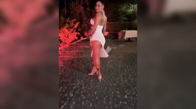 Denise all'aperto con vestitino bianco