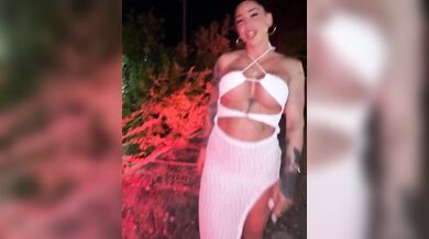 Denise all'aperto con vestitino bianco