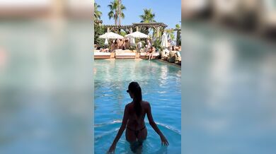 Asia Gianese in bikini in piscina