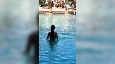 Asia Gianese in bikini in piscina