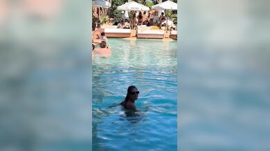 Asia Gianese in bikini in piscina