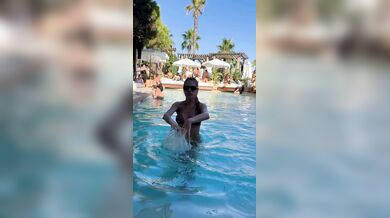 Asia Gianese in bikini in piscina