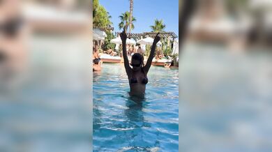 Asia Gianese in bikini in piscina