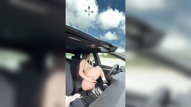 Biondina social si masturba in auto