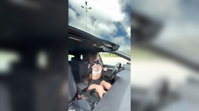 Biondina social si masturba in auto