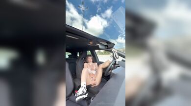 Biondina social si masturba in auto