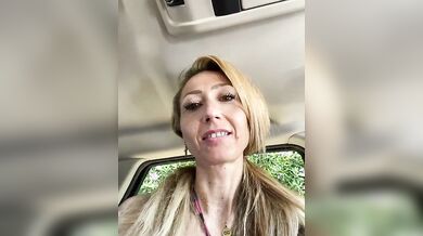 Il cazzo mi piace sentirlo in gola - Pompino in auto moglie italiana