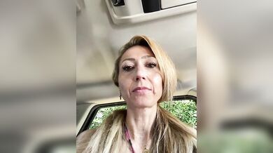 Il cazzo mi piace sentirlo in gola - Pompino in auto moglie italiana