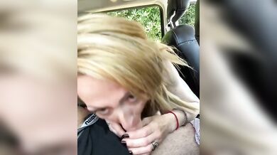 Il cazzo mi piace sentirlo in gola - Pompino in auto moglie italiana