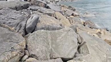 Pescatore eccitato mi sbatte sugli scogli