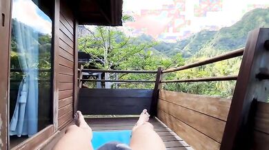 Scopata nello chalet di montagna sul balcone