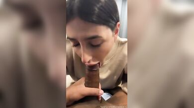 Alla famosa farmacista italiana piace succhiare i cazzi neri