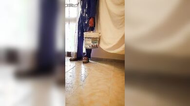 Casalinga eccitata seduce l'imbianchino