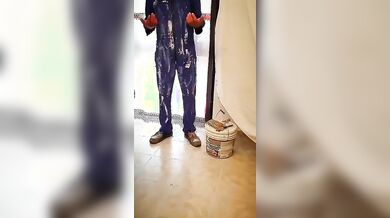 Casalinga eccitata seduce l'imbianchino