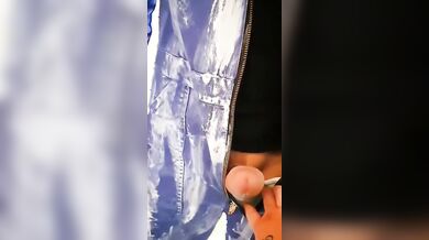 Casalinga eccitata seduce l'imbianchino