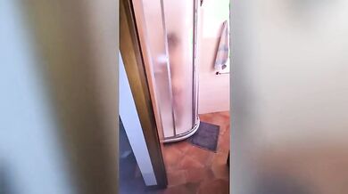 Pompino fidanzata sotto la doccia amatoriale