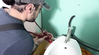 L'idraulico scopa la casalinga con crampie