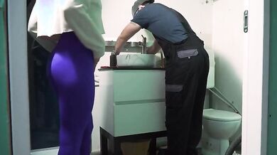 L'idraulico scopa la casalinga con crampie