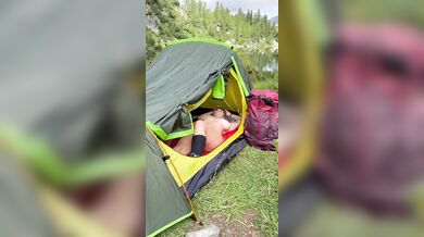 Tettona italiana esibizionista in campeggio