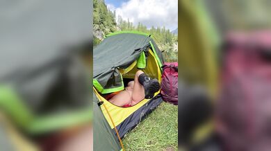 Tettona italiana esibizionista in campeggio