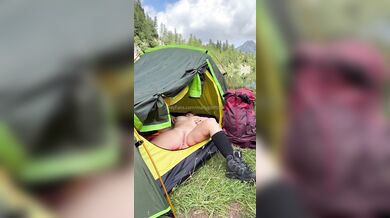 Tettona italiana esibizionista in campeggio