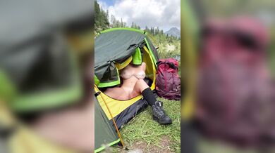 Tettona italiana esibizionista in campeggio